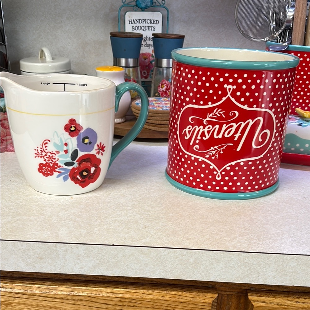 Misprinted!!! 🙃pioneer woman Floral measuring cup and Polka Dot Canister Set